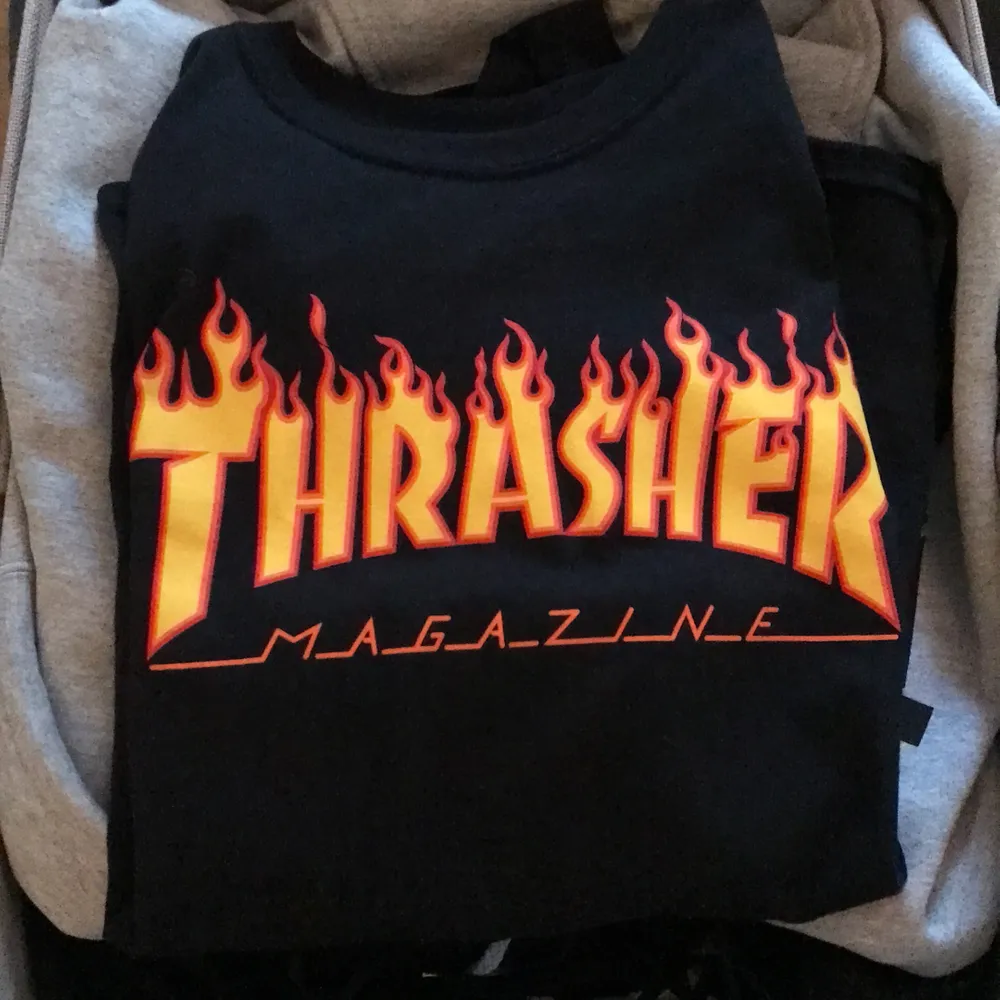 Svart Thrasher t-shirt svart. Ordinarie pris 449kr. Köparen står för frakt. T-shirts.