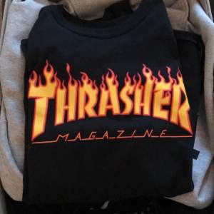 Svart Thrasher t-shirt svart. Ordinarie pris 449kr. Köparen står för frakt