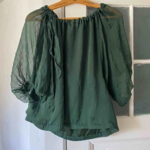  - Grön, luftig blus från zara. Typ aldrig använd. Köpare står för frakt. 