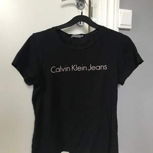 En snygg skön svart äkta Calvin tshirt, köpare står för frakt!