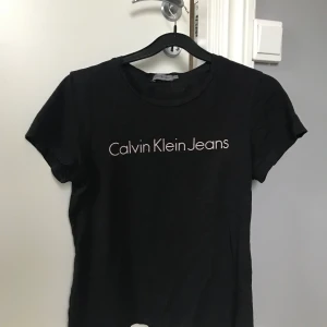Calvin Klein tshirt - En snygg skön svart äkta Calvin tshirt, köpare står för frakt!