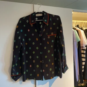 Limited edition skjorta från Kenzo x HM - Står ingen storlek i men skulle säga att den är som s-m, denna skjortan finns inte längre att få tag på, köpt för 599
