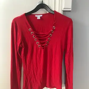 En fin röd tröja med snörning, köpare står för frakt