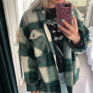 Skjortjacka zara - En jacka som passar perfekt till våren och sommaren, jackan är använd men i välldigt bra skick