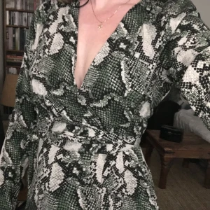 NY märkesblus från Twist & Tango - NY märkesblus från Twist & Tango med smickrande passform. Inköpt för 1099 kr men säljes för 300 kr.