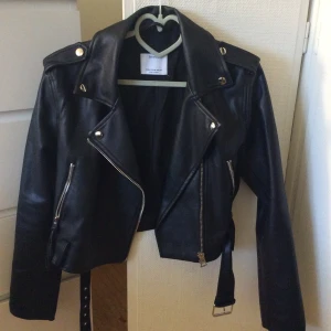 Skinnjacka - HELT NY och OANVÄND skinnjacka. Storlek M men är liten i storleken så sitter perfekt på mig som har S. Säljer då jag ej använder den💕