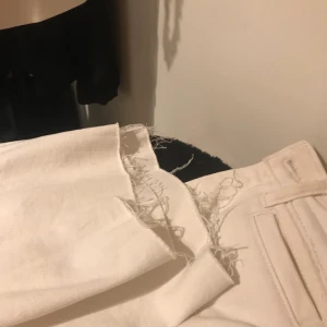 Perfekta jeans! - Ett par krämvita jeans med lite slitningar längst ner av byxan! Jag är 1,63 cm lång.