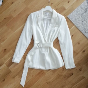 Trendig vit kavaj - Använd endast 1 gång