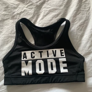 Sport BH - Sport BH, vet ej vart den kommer ifrån eller vilken storlek. Men skulle säga en liten XS. Använd flitigt men ändå i bra skick! Frakt tillkommer och betalning sker via wish💓 Skicka ett meddelande om du har några frågor, vill diskutera pris eller om du vill