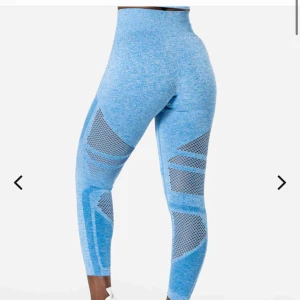  - Svinsnygga blåa träningstights från i can i Will i storlek XS. Använda 2-3 gånger, säljer pga fel storlek. Givetvis tvättade! Originalpris 700kr