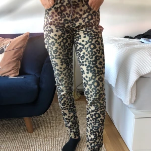Leopardfärgade jeans  - Leo-färgade jeans från Scotch and Soda (Maison Scotch) i storlek W29 L32. Sparsamt använda. Finns att hämta i Malmö/Lund annars tillkommer frakt 