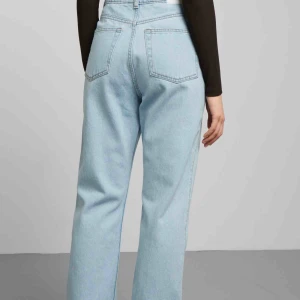  - Säljer mina row jeans från weekday i färgen sing blue då dom inte passar längre. Jeansen är i bra skick och väldigt snygga!! Kan tänka mig att gå ner i pris men köparen står för frakt.💫💗