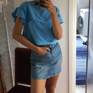 Skitnsygg kjol st 36 - Jeanskjol från Gina tricot, i storlek 36 passar även som 38. Använd fåtal gånger! Nypris 400kr Budpris 200kr