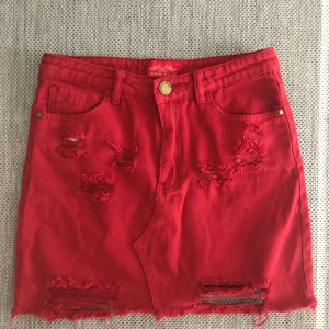  - Jeanskjol, använd en gång ❤️  Hittar ingen lapp där storleken finns tyvärr, men passar en XS/S.  