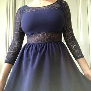 En fin blå klänning som jag köpt secondhand men är i bra skick.