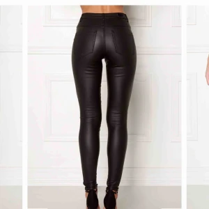  - Säljer dessa skinn byxor i bra skick!  Passar S/M  De finns stretch i dom