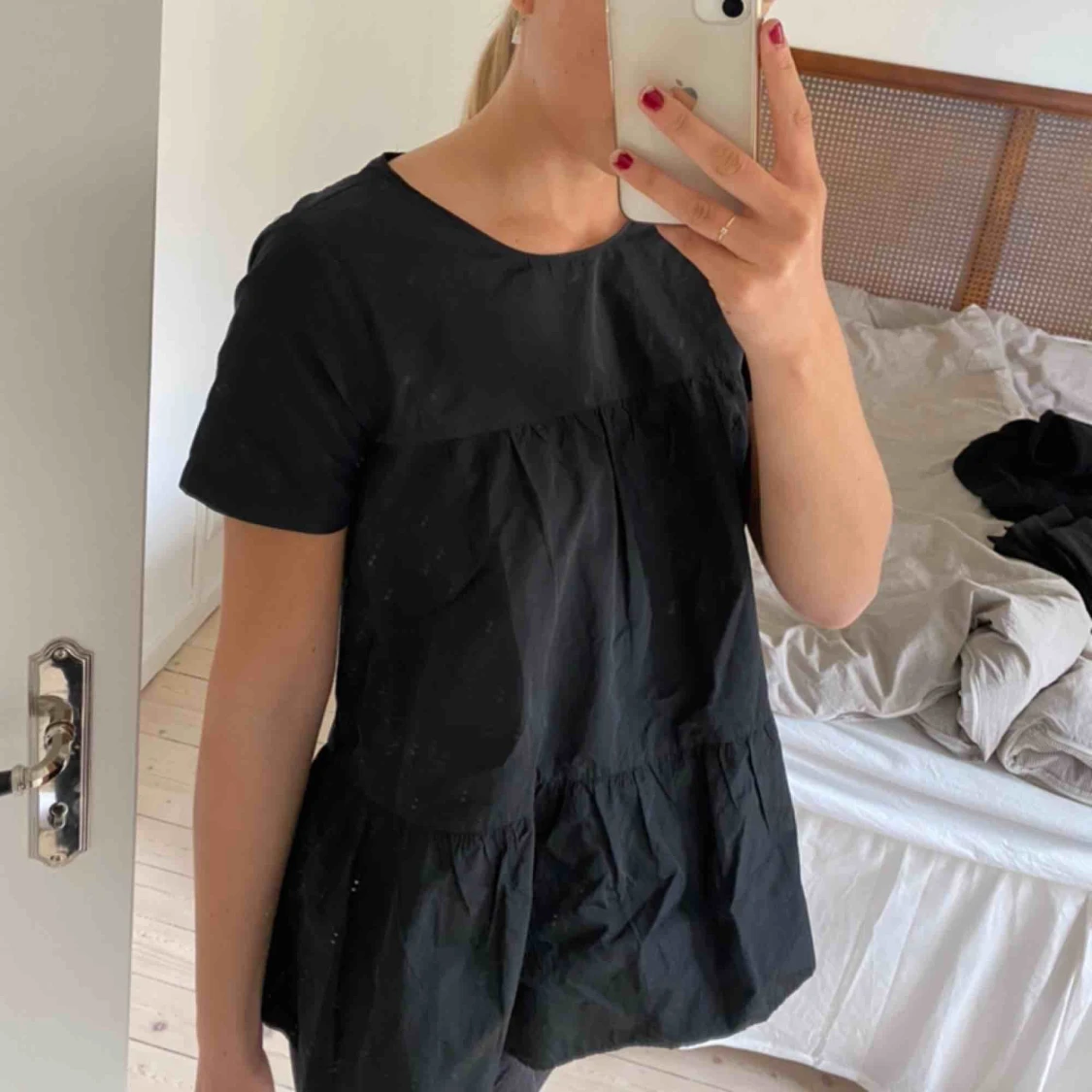 Svart blus med volanger