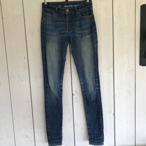 Jeans strl XS - Slim fit med normalhög midja. Fint skick! 