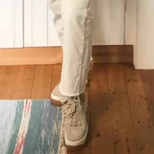  - Asballa platåskor från Bronx. Knappt använda då dom tyvärr är lite för stora för mig :(( Nypris 1400