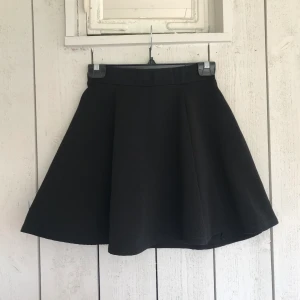 Kjol strl S - Svart ribbad kjol, hög i midjan och dragkedja bak. Endast testad så den är i princip som ny!