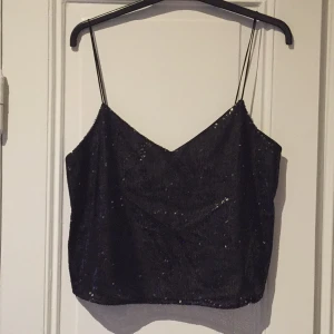  - glittrigt linne med "spagetti" band från zara. Endast använd en gång så det är i nyskick. Djup fin urringning i ryggen. 