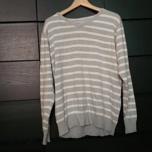 Grå/vit sweatshirt - Aldrig använd, bra skick, sitter bra och är mysig