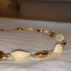 Mycket fint smycke med både guldiga och vita snäckor🐚🐚 Köparen står för eventuell frakt. 