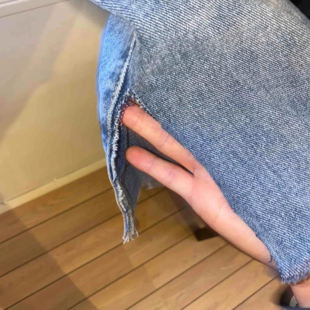 Trendiga jeans ifrån Prettylittlething. Aldrig använda, lappen är kvar. 😇  Dom är klippta där nere, se bild 3.. Jeans & Byxor.