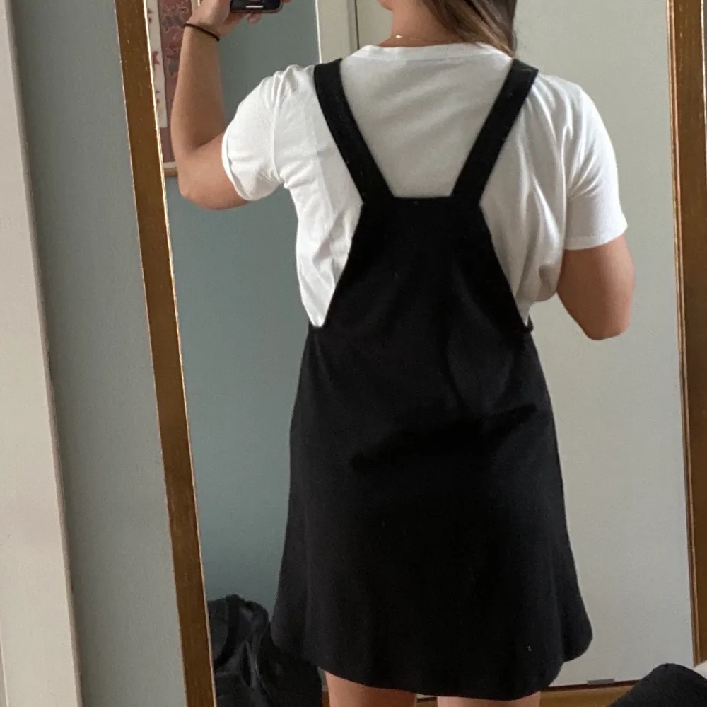 Söt svart klänning från Bikbok i strl XS. Passar superbra till sommarn med en snygg tshirt under! Bara använd en gång! Kan mötas upp i Malmö, annars kostar frakten 44kr. Klänningar.