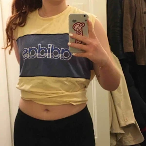  - Gult Adidas-linne. Köpt second hand men aldrig använt av mig. 