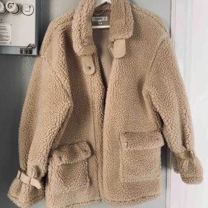  - Världens finaste jacka från missguided som jag bara använt en gång. Köpt för 1000 kr, slutsåld. Ej vinterjacka utan ganska tunn. Hämtas i Norrköping, annars betalas frakt av köparen! 700 kr eller bud 🌞