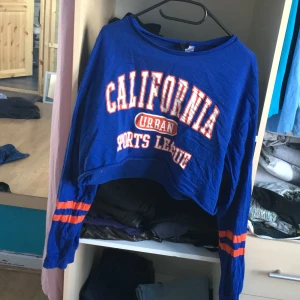 H&M croptop - Perfekt skick, inga fläckar eller hål. Går ner till lite över naveln så ganska kort. Frakt tillkommer. 