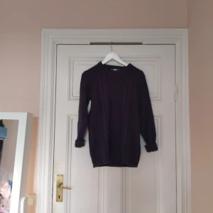  - Mörkblå kabelstickad tröja från Bik Bok. Lite noppig men annars i fint skick! Hämtas i Stockholm✨   90% akryl, 10% nylon