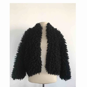  - Jacka i annorlunda lurvigt material.  Märke: H&M. Storlek: 38 Skick: Mycket gott. Aldrig använd.  Pris: 200 kronor eller bud.  Frakt: Betalas av köparen.