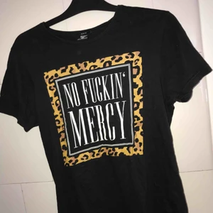 Svart t-shirt med tryck. - Häftig t-shirt! Snygg och skön passform. 65 kr med inkluderad frakt.