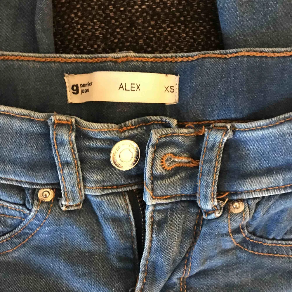 Alex jeans från gina tricot. Köparen står för frakten😊 Frakt: 50kr. Jeans & Byxor.