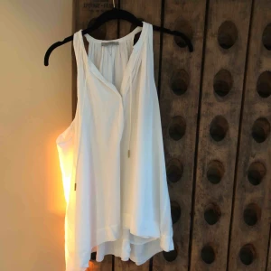  - Creme vit top/linne från Hunkydory  normal storlek M fint fall(dubbel lager viskos) Jättefint skick! 