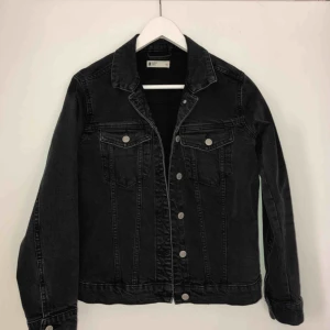  - Gråsvart jeansjacka från Gina tricot 