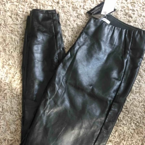  - Lack byxor från Nelly.com Hur snyggt?! Tyvärr för små på mig  Aldrig använda  