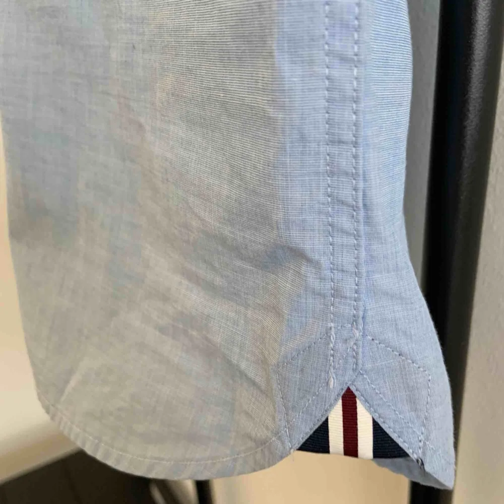 Slim fit short-sleeved dress shirt with cool details on the sides. Brand: Fred Perry Size: XS Fit: Slim Fit Colour: Light Blue  Used but still in good shape. really good fit. . Skjortor.