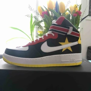  - Supersnygga Air Force HT/RT! Säljer dessa Nike collab skorna med riccardo tisci efterssom jag fick fel storlek och kan inte skicka tillbaka..  Helt oanvända. Orginalbox och kvitto. 