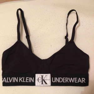  - En sport bh från Calvin Klein som är liten för mig, köpte en vit i M och svart i S men den vita passade mig. Därför säljer jag denna. Kunde inte byta den eftersom att jag klippt tagen. Den är aldrig använd 