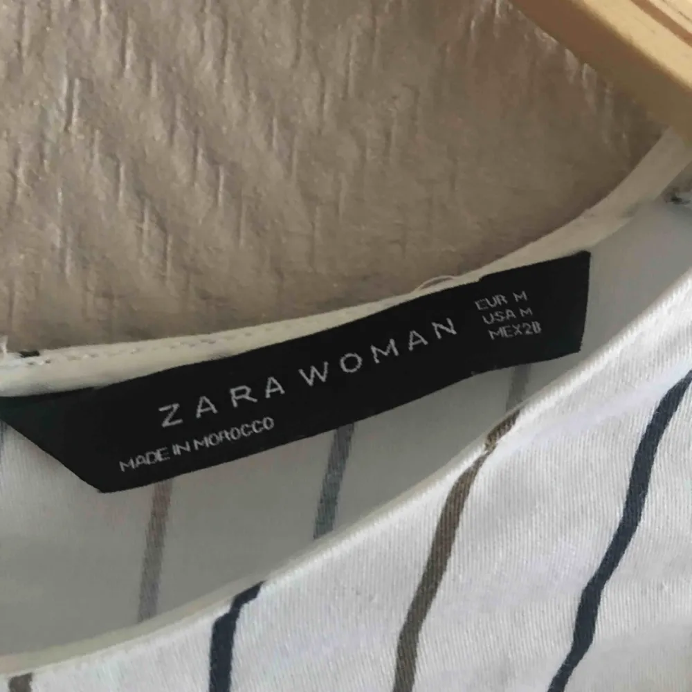 En wrap tröja från Zara. Använt 3 ggr ish. Säljer pga köptes i fel storlek :( frakt tillkommer & priset kan diskuteras . Blusar.