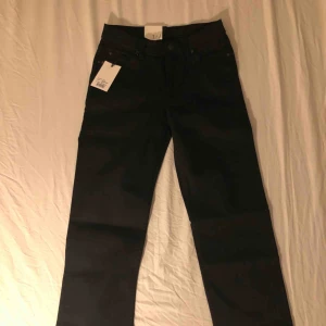  - Oanvända Snygga tiger of sweden byxor st 28/30.  Byxan  är raka och inte slimmade  Säljer den pga fel storlek 