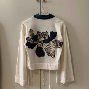  - Kofta från Kenzo, 100% äkta, storlek s, Finns i Odenplan Stockholm. Kan skicka som vanlig brev eller spårbar.