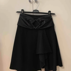 Armani kjol - Kjol från Emporio Armani, 100% äkta, storlek IT38 = EU34/xs, fin skick, ingen fläcka. Finns i Odenplan Stockholm. 