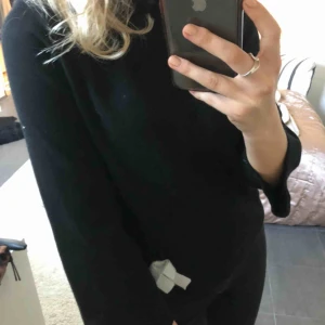  - Tröja med vit rosett från zara kids största barnstorleken men som XS