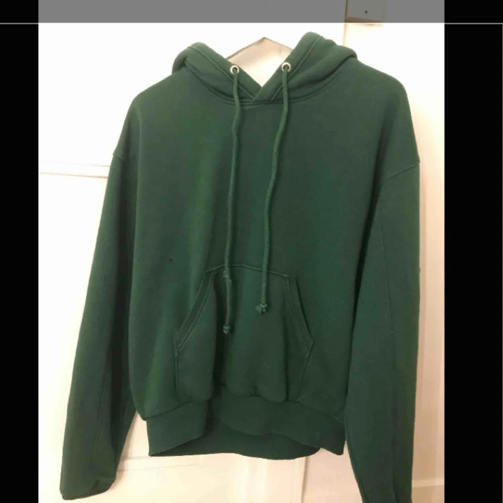Grön hoodie köpt på weekday i januari för 300kr. Storlek XS men skulle säga att den passar i S och liten M. Använd fåtal gånger och är i bra skick. Möts upp i Stockholm eller frakt. På sista bilden ser du att snöret är lite trasigt. Funkar ändå bra. . Hoodies.