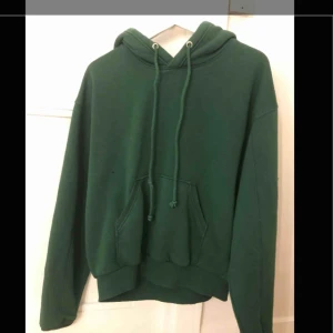  - Grön hoodie köpt på weekday i januari för 300kr. Storlek XS men skulle säga att den passar i S och liten M. Använd fåtal gånger och är i bra skick. Möts upp i Stockholm eller frakt. På sista bilden ser du att snöret är lite trasigt. Funkar ändå bra. 