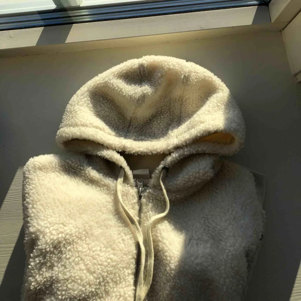 Vans hoodie i teddy material🔥 köpt på Junk Yard tyvärr är den inte min stil och har därför aldrig kommit till användning😫  frakt ingår (spårbar frakt)💌. Hoodies.
